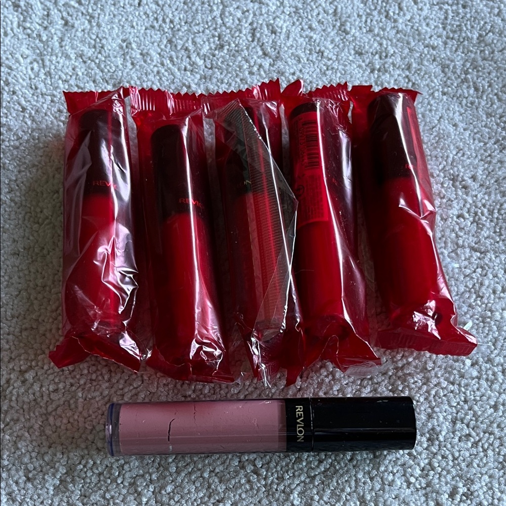 NWT 5 Revlon Super Lustrous The Gloss 215 Super Natural in original packaging
